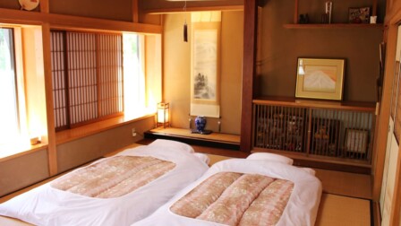 和室では布団で寝れます。 鎌倉から近い宿の寝室