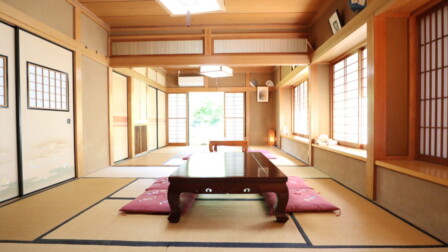 玄関入って左側にある和室です。 江の島にある旅館の和風の大広間