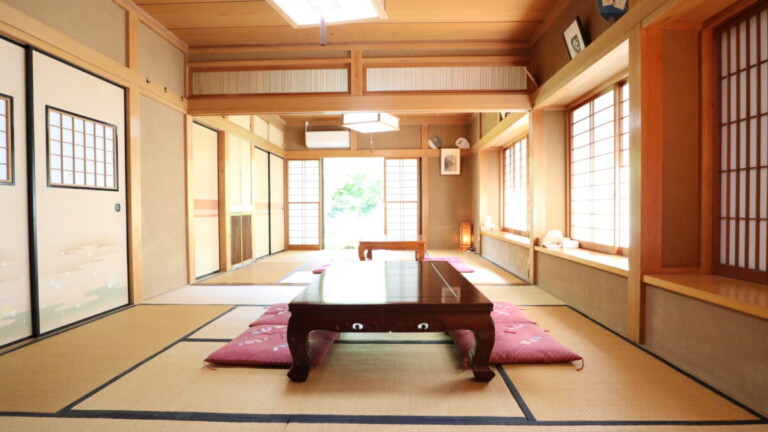 玄関入って左側にある和室です。 江の島にある旅館の和風の大広間