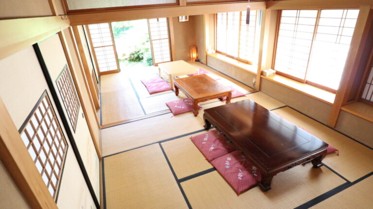 座卓は3台置けます。 江の島のゲストハウスの広い和室