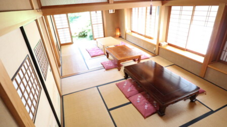 座卓は3台置けます。 江の島のゲストハウスの広い和室