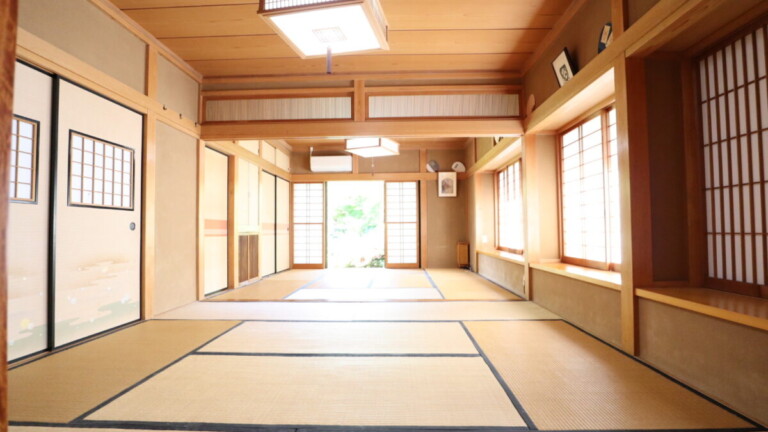 8畳の和室を2部屋つなげています。 撮影スタジオとして利用できる和風の広い部屋