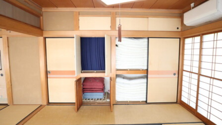 布団などは押入れに入れてます。 鎌倉から近いゲストハウスの押入れ