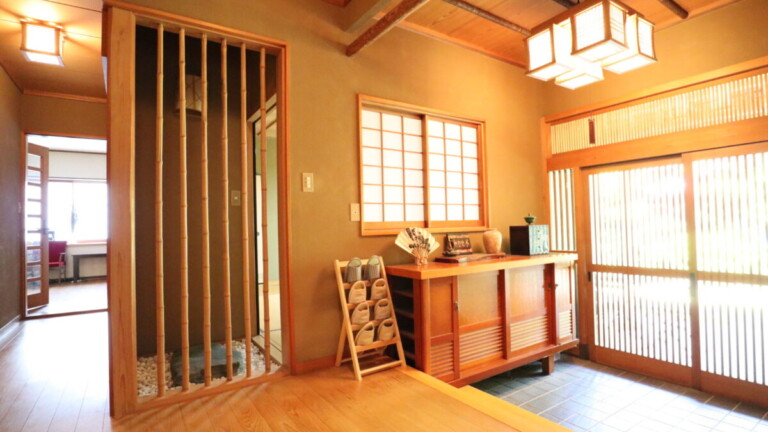 玄関は広いので大人数でも利用できます。 江の島の貸切にできる古民家旅館の玄関