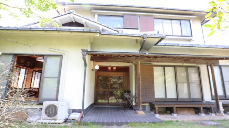 路地奥の隠れ家的な場所にあります。 江の島の昭和レトロな古民家の宿の外観