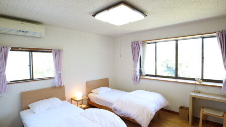 シングルベッドは最大3台にできます。 鎌倉近くの古民家の宿のベッドルーム