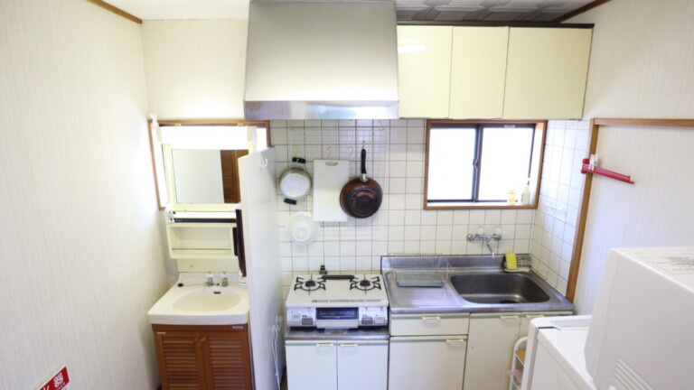 2階のキッチン、冷蔵庫、電子レンジもあります。 湘南のホテルのレンタルキッチン