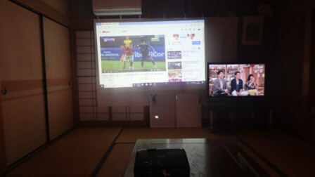 プロジェクターや液晶テレビを使って会議などもできます。 鎌倉近くの古民家の宿にあるプロジェクター設備