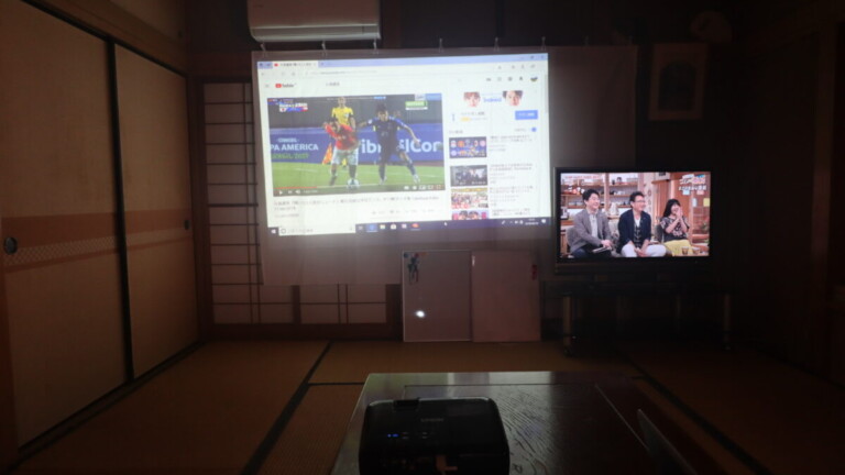 プロジェクターや液晶テレビを使って会議などもできます。 鎌倉近くの古民家の宿にあるプロジェクター設備