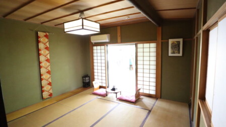 テレビや映画の撮影でもよく利用される茶室風の和室8畳。 撮影スタジオとして利用できる縁側のある茶室風の和室