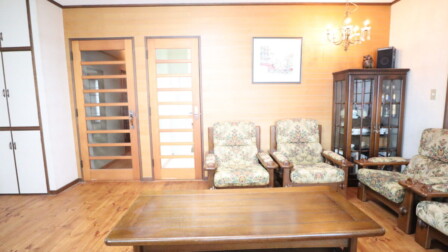 カリモクのアンティーク家具。 撮影スタジオとして利用できる貸切旅館にあるアンティーク家具