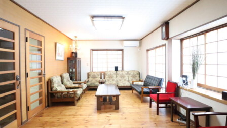 12帖のリビングダイニング 江の島の貸切にできる旅館のリビングダイニング