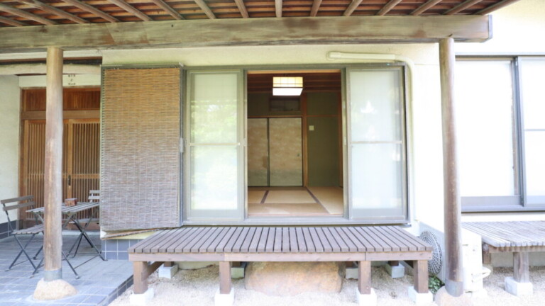 縁側(濡れ縁)があります。 鎌倉近くにある古民家の宿の縁側