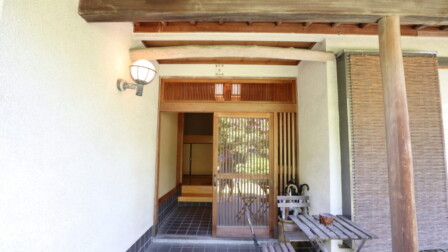 趣のある和風の玄関 江の島にある古民家の宿の趣のある玄関