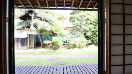 和室から庭の緑が楽しめます。 江の島にあるホテルの和風の庭