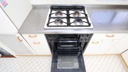 ガスコンロ、グリル、オーブン 湘南江の島にあるゲストハウスのキッチン設備