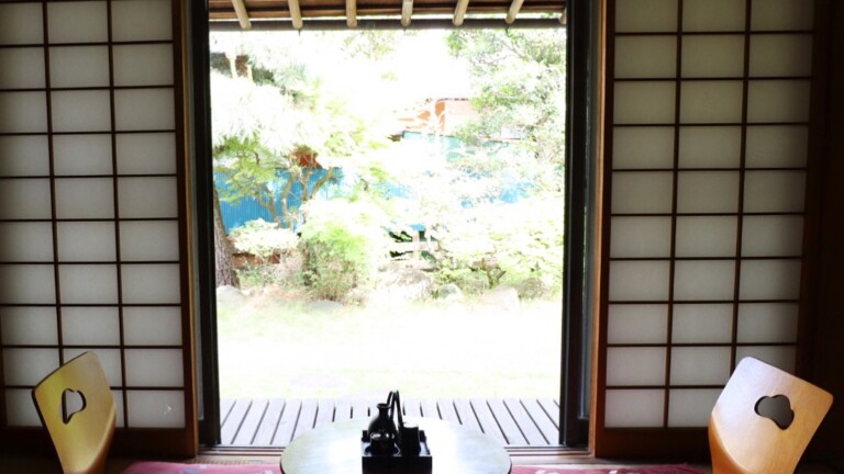 ちゃぶ台でゆったりできます。 鎌倉から近い旅館にある昭和レトロなちゃぶ台