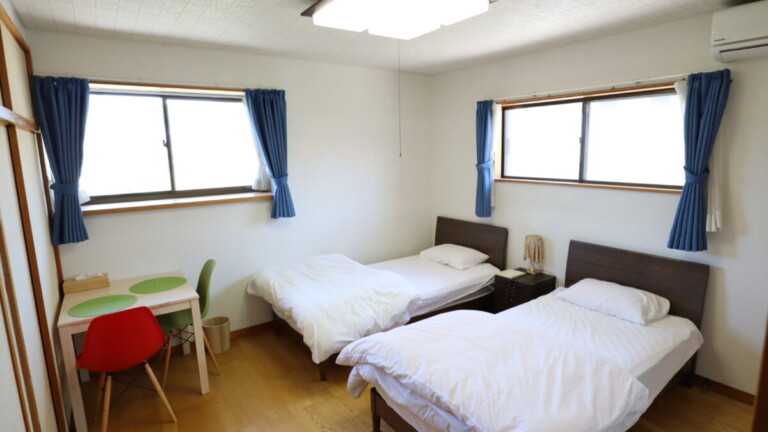 2階にはベッドルーム8帖が2つあります。 江の島の旅館のベッドルーム