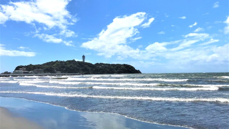 片瀬西浜海水浴場からみた江ノ島