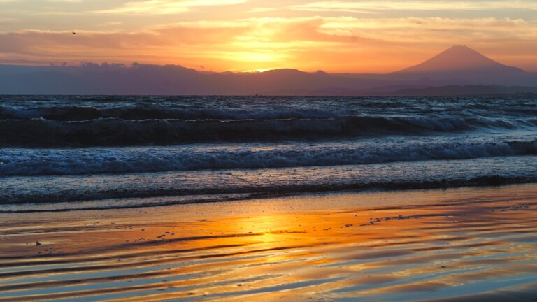片瀬西浜からみた夕焼けと富士山