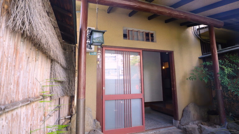 熱海の温泉旅館の玄関