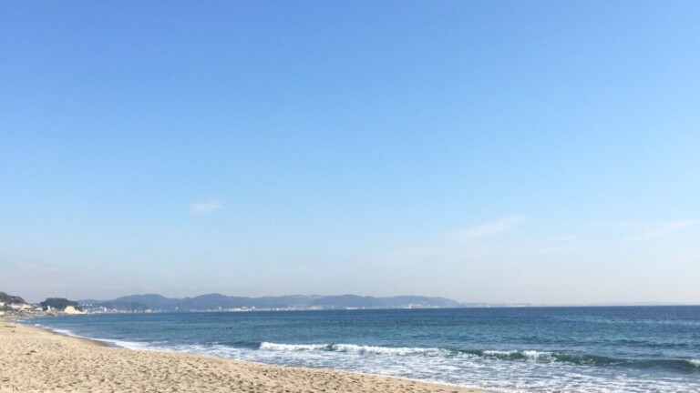 鎌倉高校前の白い砂浜 鎌倉高校前の白い砂浜