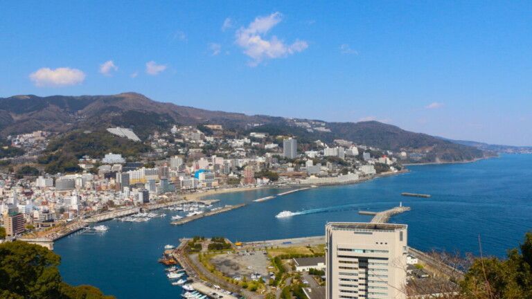 ホテルが建ち並ぶ熱海の市街地の景色