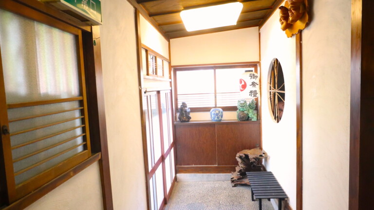 玄関 日本の古民家風温泉旅館の玄関