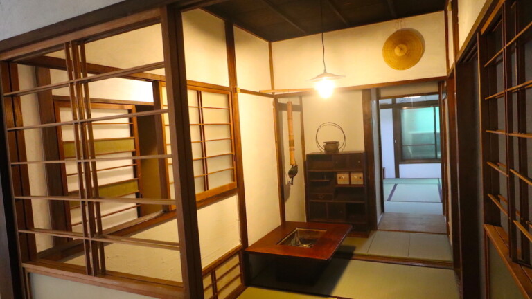 囲炉裏テーブルがある元帳場 撮影スタジオとして利用できる古民家風の温泉旅館