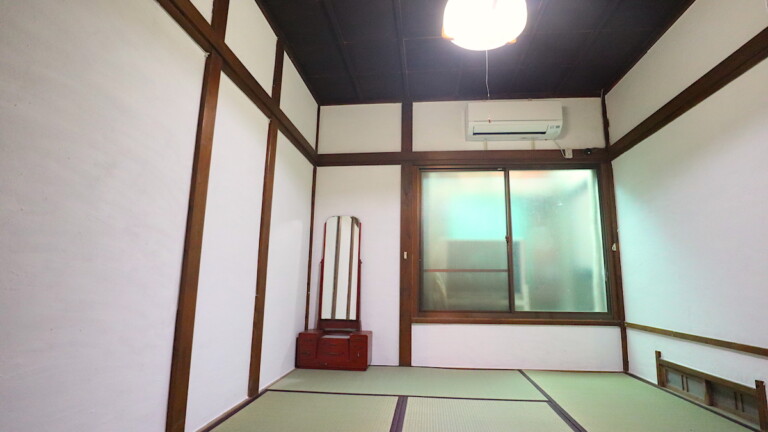 天井がいい味を出している古民家風の部屋 温泉旅館の和室の部屋