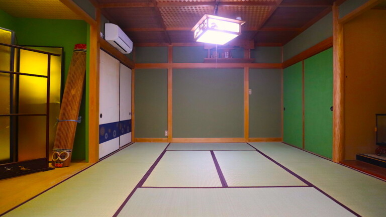 茶室風の8畳の和室 撮影スタジオとして利用できる温泉旅館の和室