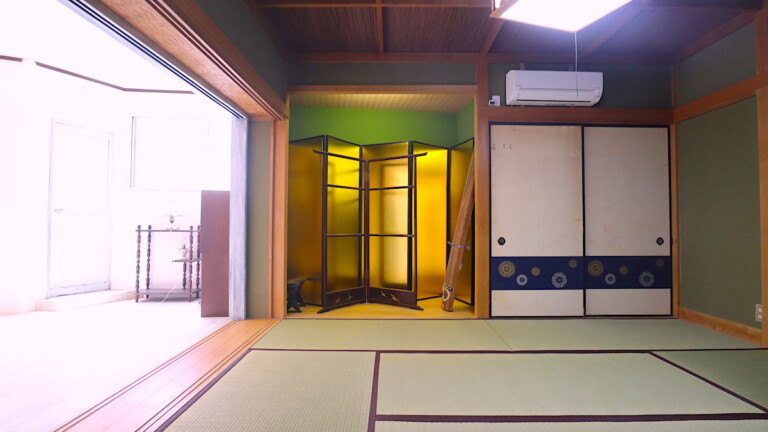 天井のデザインがユニークです 熱海の温泉ゲストハウスにある金屏風