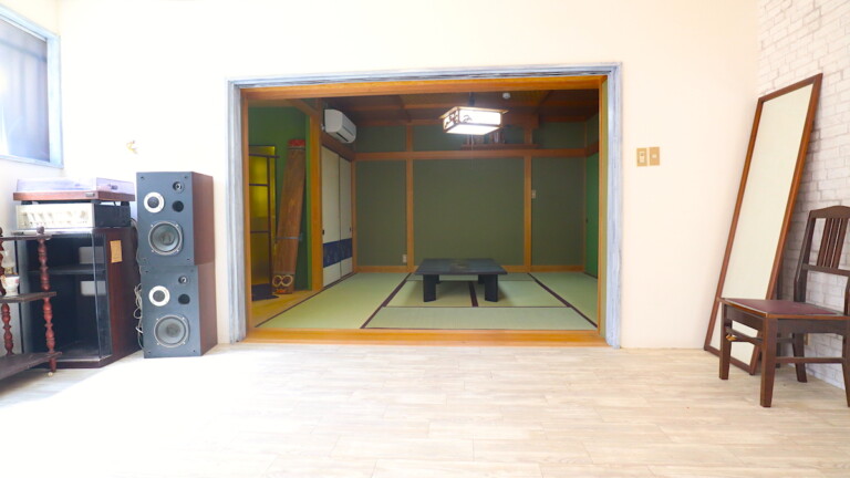茶室風の和室とつながります 撮影スタジオとして利用される熱海の旅館の洋室