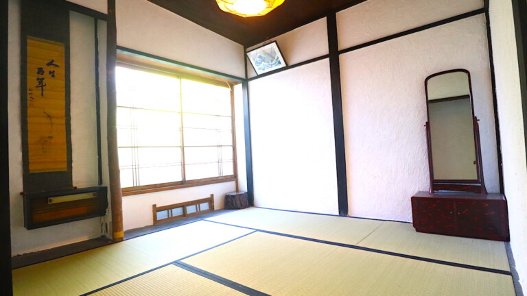 白い漆喰壁の部屋 伝統的な日本の古民家