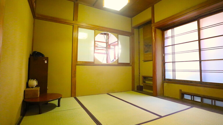 玄関正面にある4畳半の和室 昭和レトロなあたみの旅館の和室