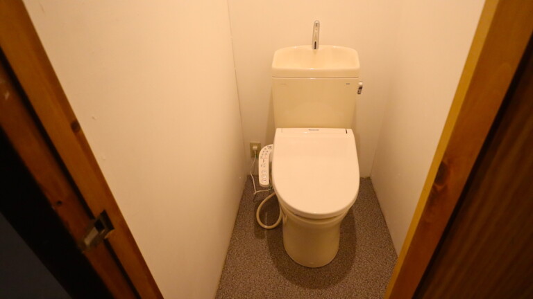 ウォシュレット付きの新しいトイレが3つあります あたみの旅館のウォシュレット付きのトイレ