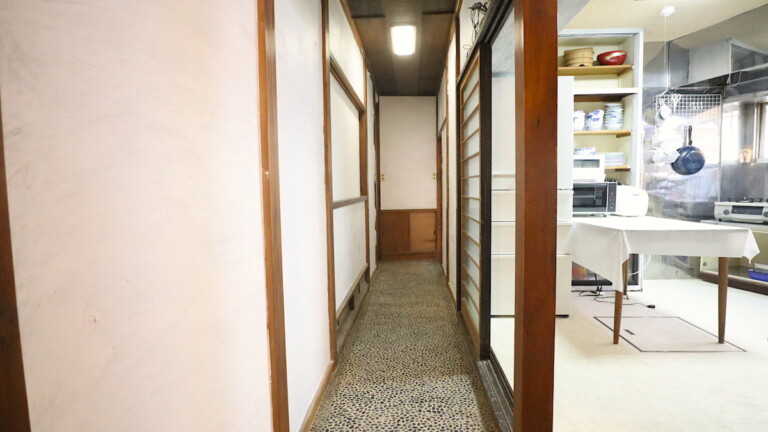 キッチン前の廊下を奥へ行くと浴室小があります あたみの旅館の1階の廊下
