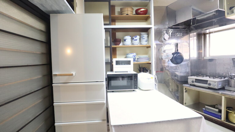 大型の冷蔵庫(355L)、電子レンジ、炊飯器(10合炊き)、トースター等 熱海温泉旅館にある冷蔵庫