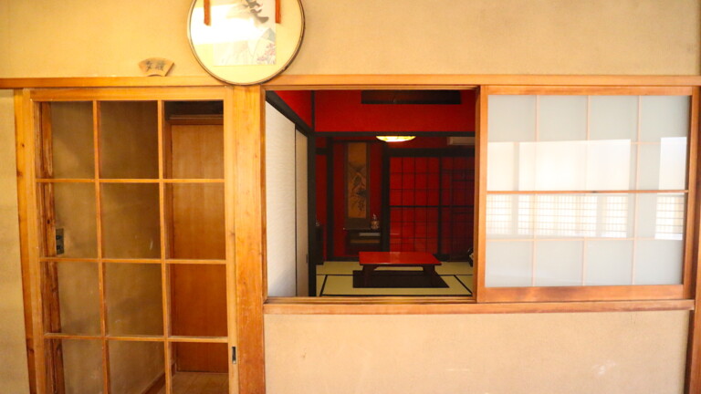 赤い和室の入り口 赤い和室の入り口