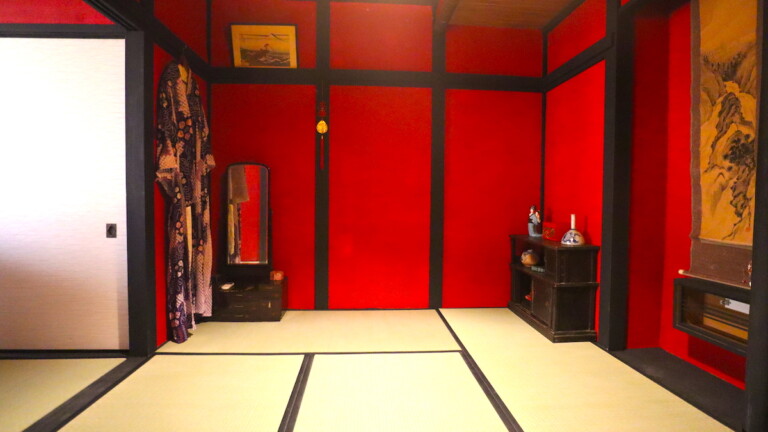 元芸者置屋 あたみの旅館の赤い和室