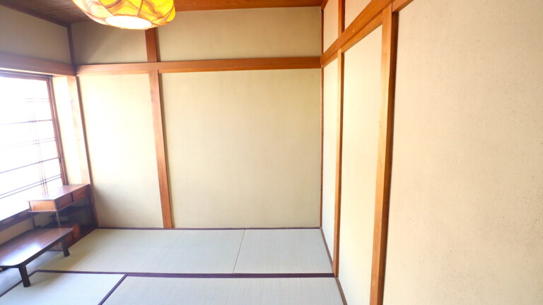 とても落ちつく黄聚楽色の和室 とても落ち着く黄聚楽色の熱海の温泉旅館の和室
