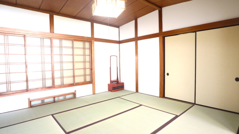 8畳側 あたみの旅館の白い部屋